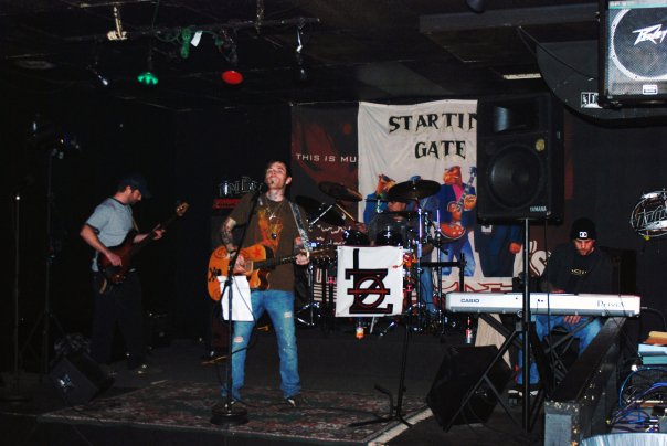 This image has an empty alt attribute; its file name is startingate2.jpg